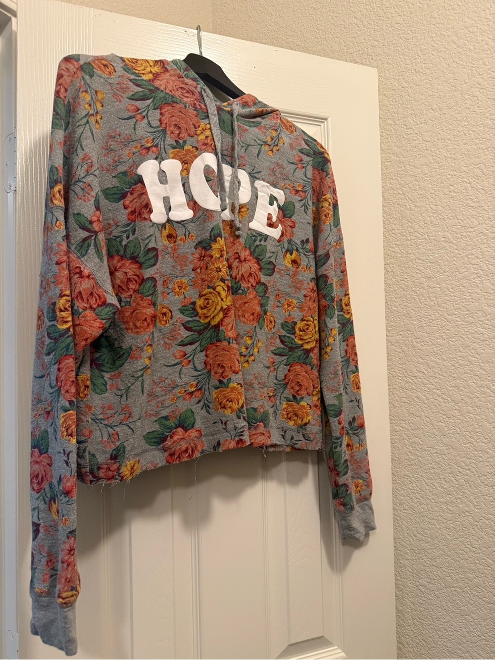 Women’s Floral “HOPE” Cropped Raw Hem Pullover Hoodie Gray Multicolor